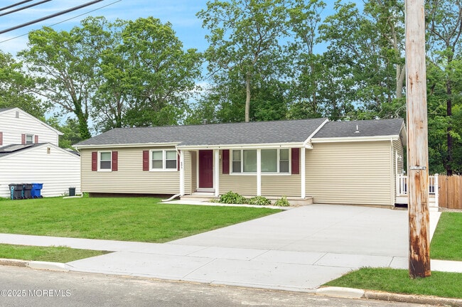 Building Photo - 895 Raleigh Dr