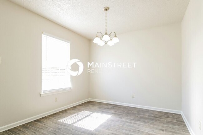 Building Photo - 4 Bedroom Pet-Friendly Home in MEMPHIS, TN with Main Street Renewal