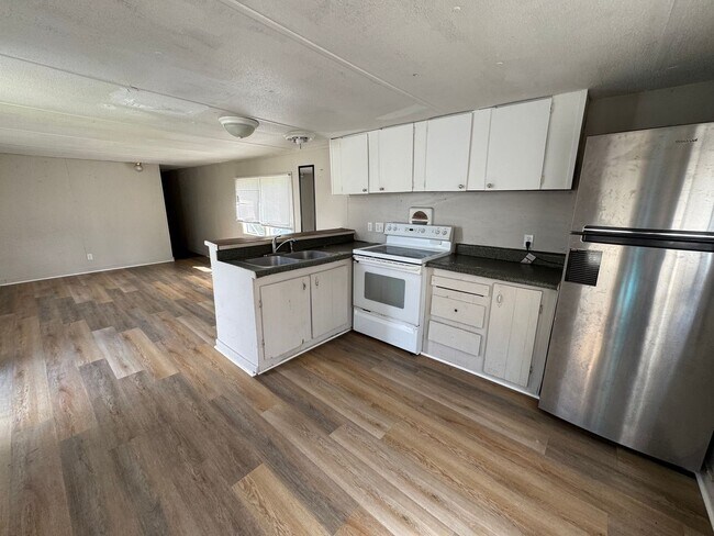 Foto del edificio - 2 Bedroom / 1 Bath Single wide for Rent – Irvin St, Live Oak, FL