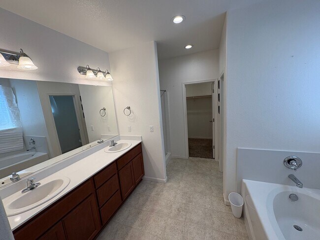 Foto del edificio - Beautiful Single Story Home Ready To Be Ca...