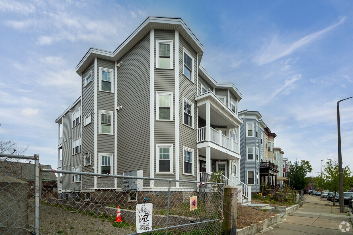 La 679 Columbia Road se encuentra en Dorchester, Massachusetts. - Columbia Rd Condominium Development