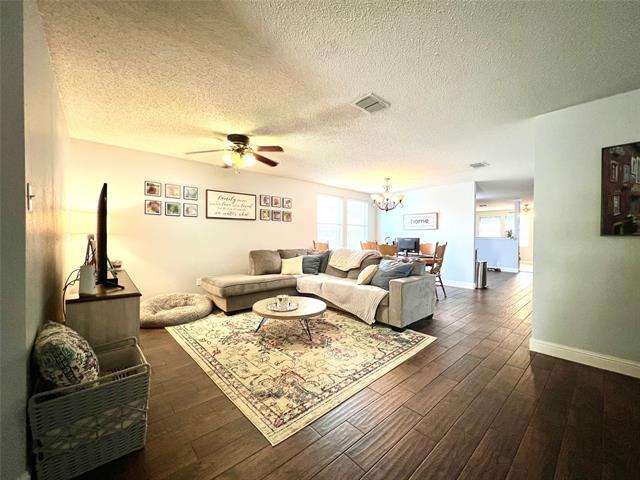 Foto del edificio - 1116 Willow Tree Dr