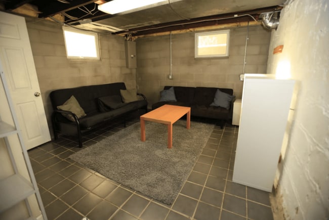 Building Photo - 905 Sybil-905SYB