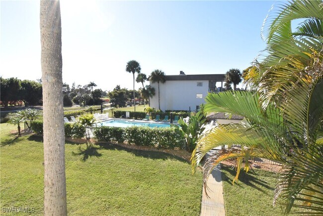 Building Photo - 5667 Rattlesnake Hammock Rd