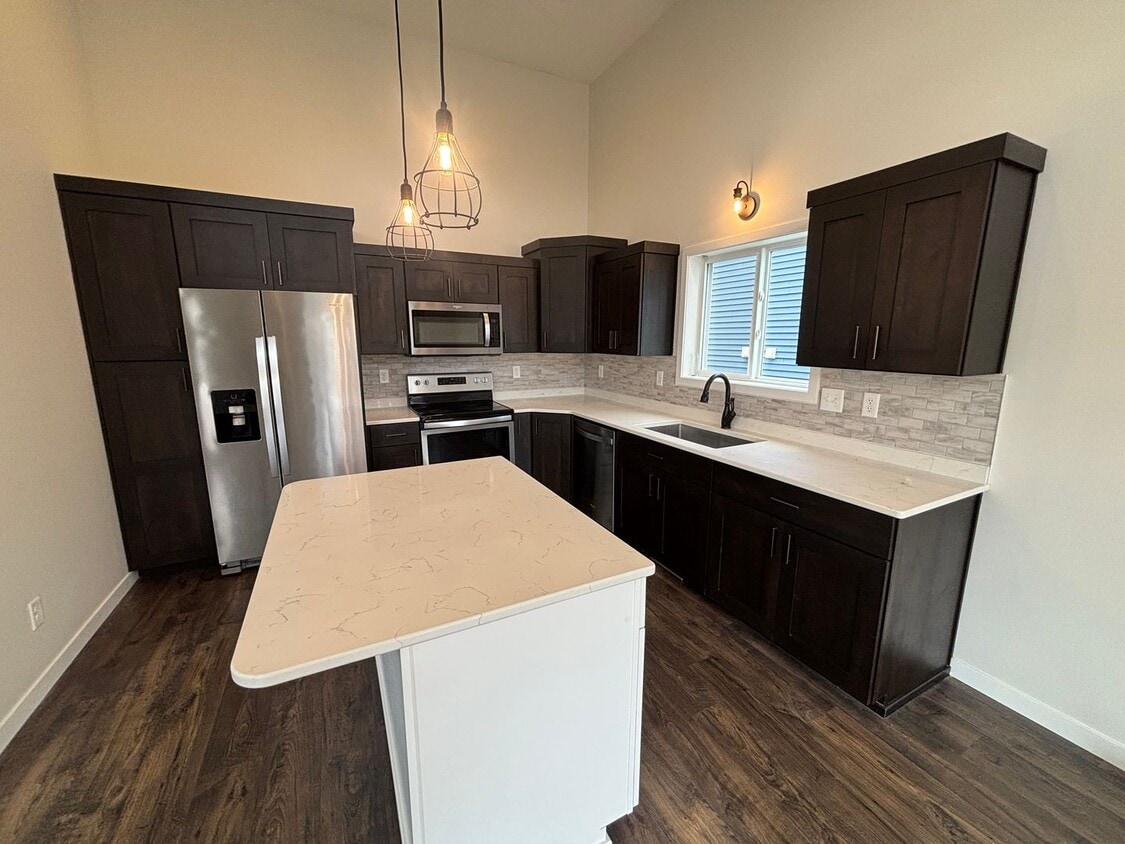 Primary Photo - Beautifully Maintained 3-Bed, 3-Bath Split...