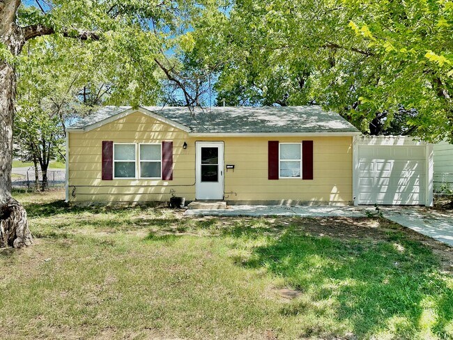Building Photo - 4500 S Hemlock