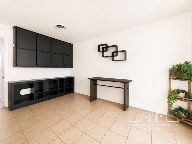 Foto del edificio - 3-bedroom, 2-bathroom home in La Verne Terrace