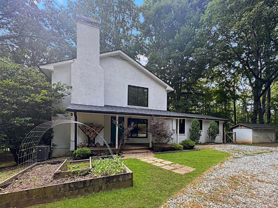 Modern Lake Lanier Retreat | 3BR/3.5BA | Private Swim Dock - Modern Lake Lanier Retreat | 3BR/3.5BA | Private Swim Dock