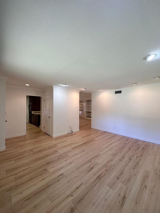 Building Photo - Three bedroom home