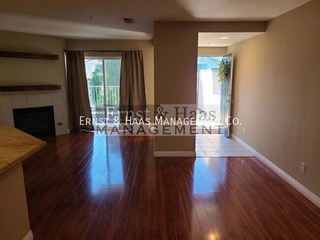 Building Photo - Beautiful 2 Story Townhome with Private Pa...