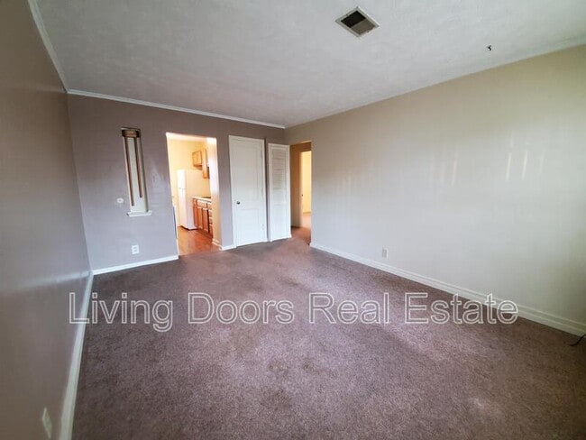 Building Photo - 323 S 47th St