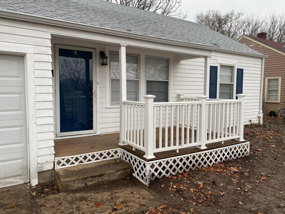 Primary Photo - 1218 N Crestway St