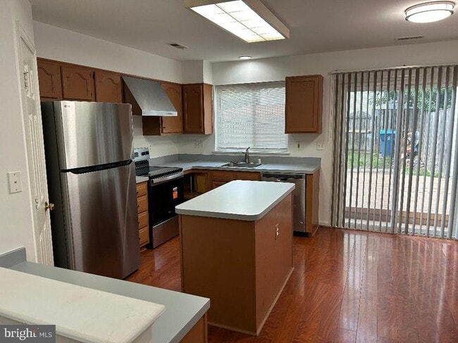 Building Photo - 42994 Beachall St