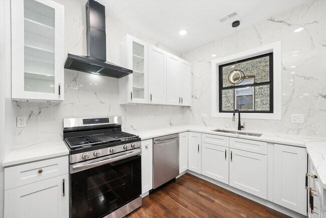 Foto del edificio - 4010 W Warwick Ave