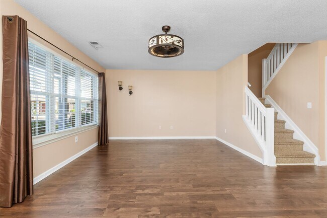 Foto del edificio - Townhome in The Market Common!