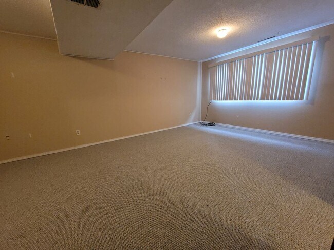 Building Photo - Marion 3 bedroom 1 bath additional family room, new carpet & Appliances, 1 stall garage, fenced y...