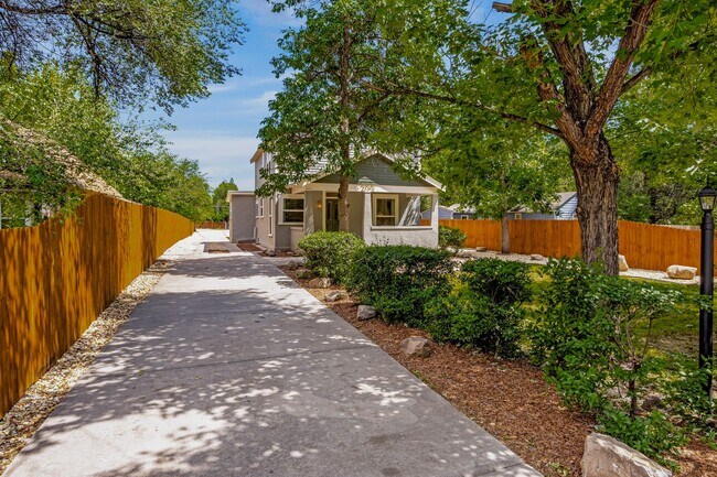 Foto del edificio - A Truly Rare Ivy Wild Opportunity — Modern Luxury Meets Charm