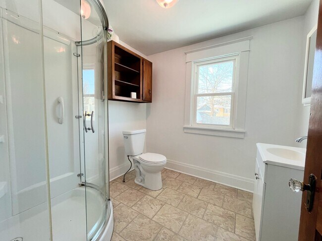 Building Photo - Sunny, Energy-Efficient Home in a Quiet, Close-to-Everything Neighborhood