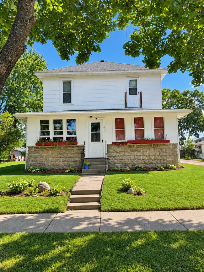 Building Photo - 611-611 1/2 Bergen Ave