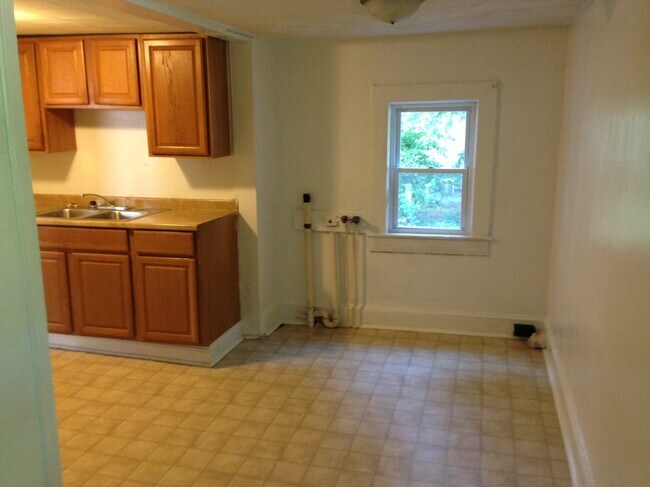 Dining area / clothes washer/dryer hookup - 206 Marshall St