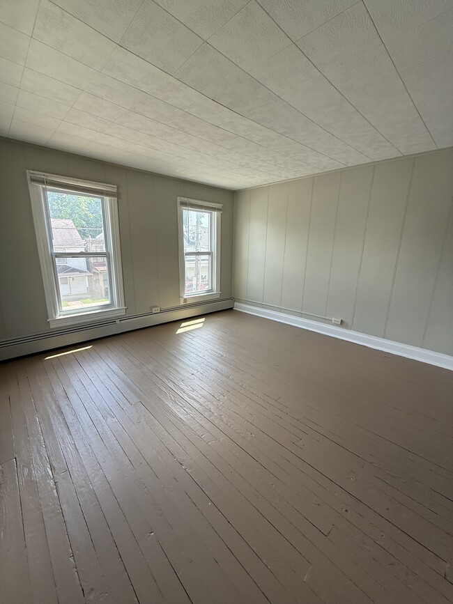 bedroom 1 (2nd floor) - 39 W Sheridan Ave