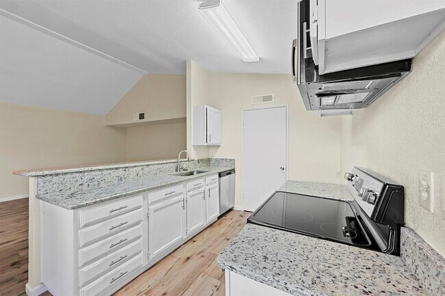 Building Photo - 6005 Dooley Dr