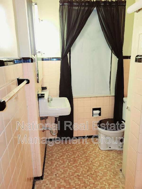 Foto del edificio - 3209-3211 West Grand Street - 2