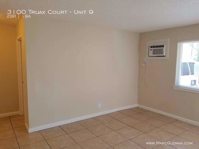 Foto del edificio - Remodeled 2 Bed Lower Level Apartment