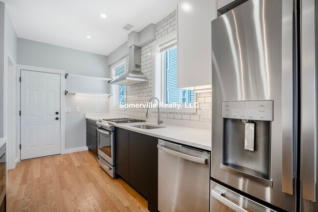 Foto del edificio - 3 BED 2 BATH IN ALLSTON AVAILABLE JAN 1st!!