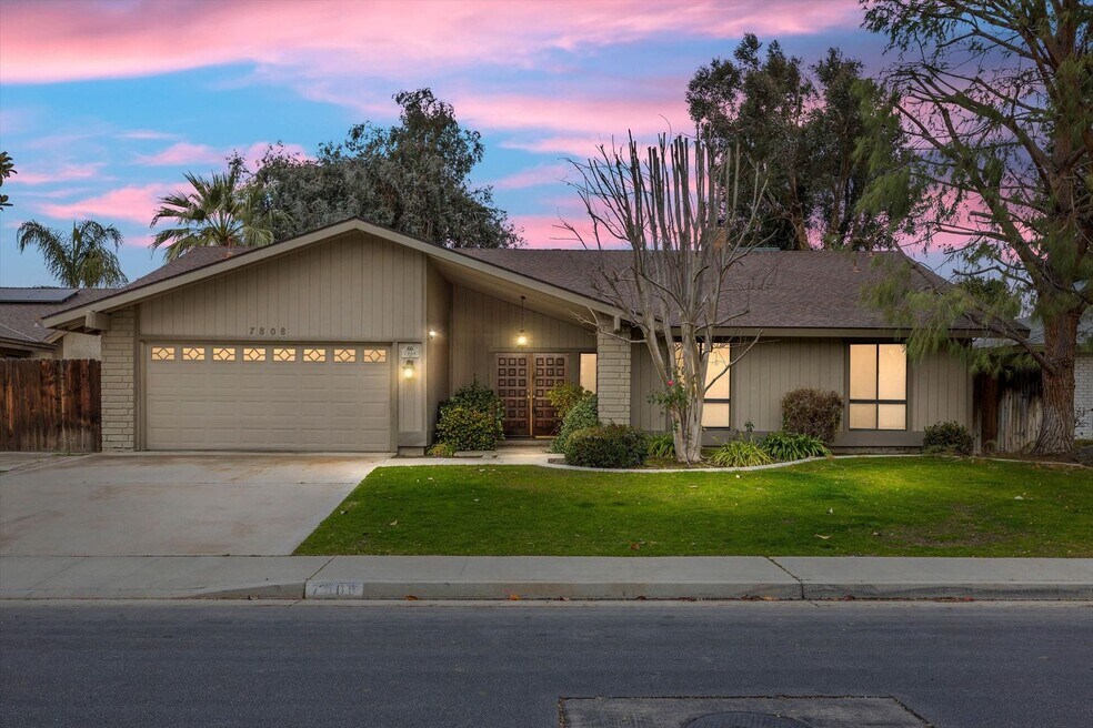 Beautiful Laurelglen Home with Lush Landscaping!