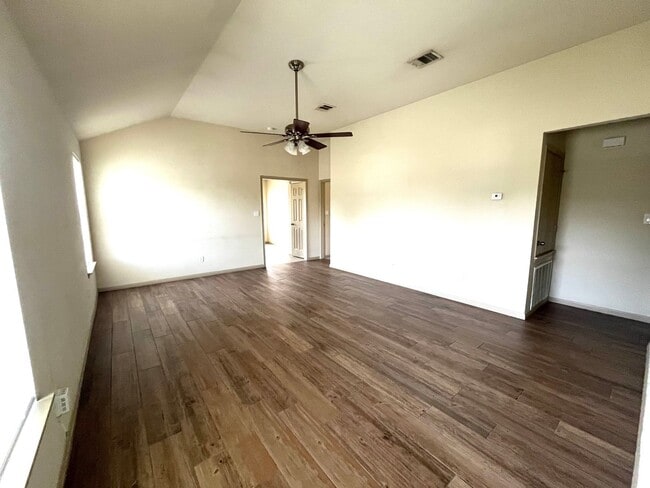 Foto del edificio - 4 Bed House - North of UT Campus