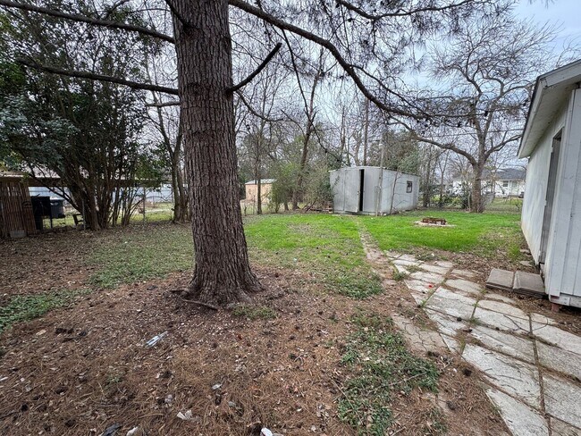 Building Photo - Spacious Waco Property