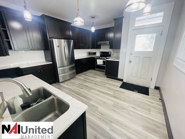 Building Photo - 4 bed 2 bath Home for rent on the Northsid...