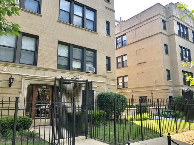 Foto del edificio - 6041 N Kenmore Ave