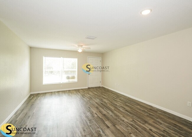 Foto del edificio - 9236 N Travis Dr