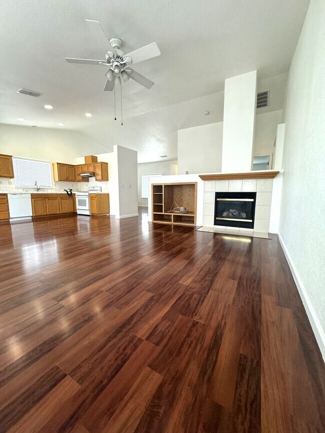 Building Photo - Newly Available Single Story 4 Bed 2 Bath