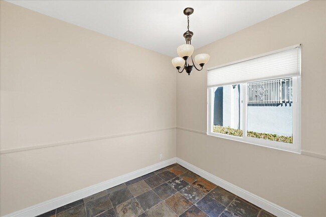 Foto del edificio - 11719 Mayfield Ave