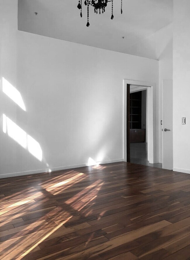 Foto del edificio - 245 N Bush St
