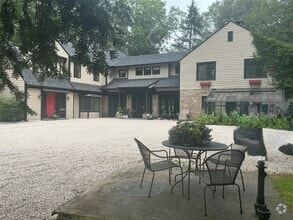 Building Photo - 118 Old Mill River Rd