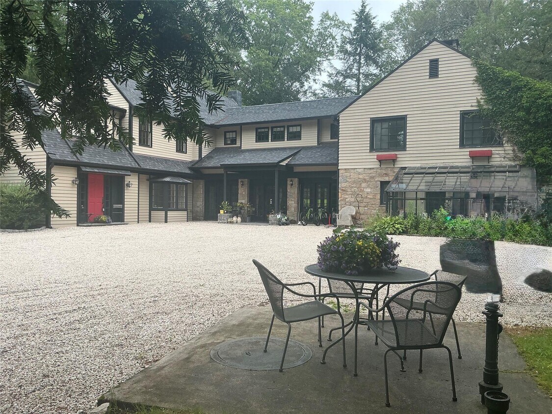 Foto principal - 118 Old Mill River Rd