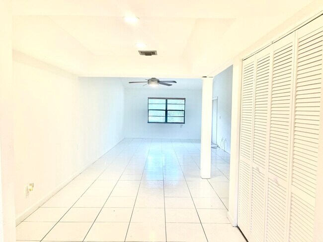 Building Photo - 1647  Cabot Lane A10 Wellington Fl 33414
