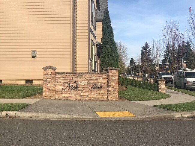 Foto del edificio - COMING SOON! GORGEOUS Townhome...  LOCATION , LOCATION near Peace Health Hospital