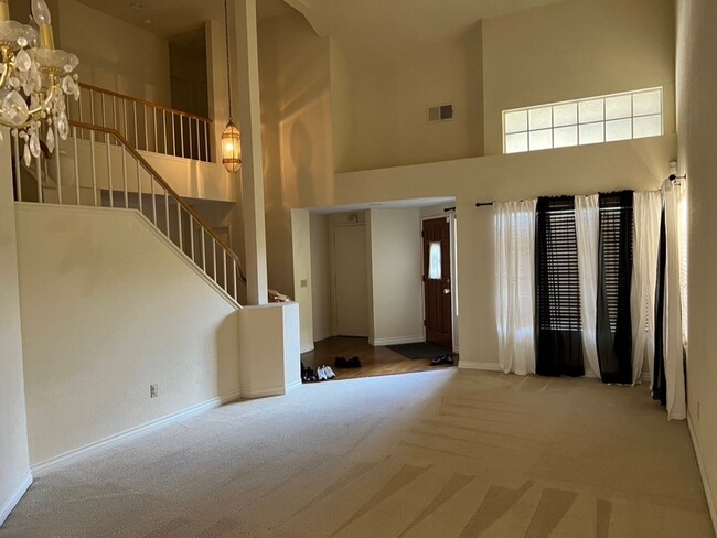 Building Photo - Nice 2 Story Family Home
