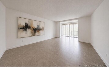 Building Photo - 3740 Inverrary Dr