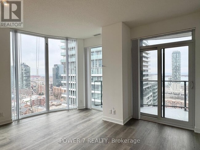 Photo du bâtiment - 180 Front St E