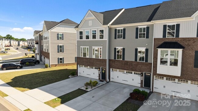 Building Photo - 2665 Grantham Place Dr