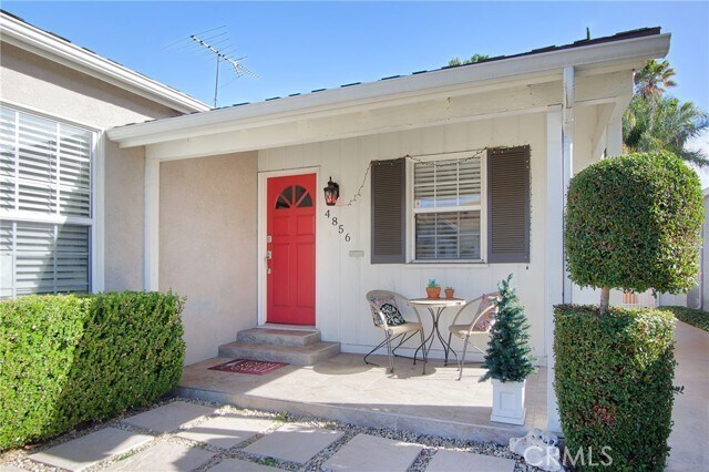 Foto del edificio - 4856 Riverton Ave