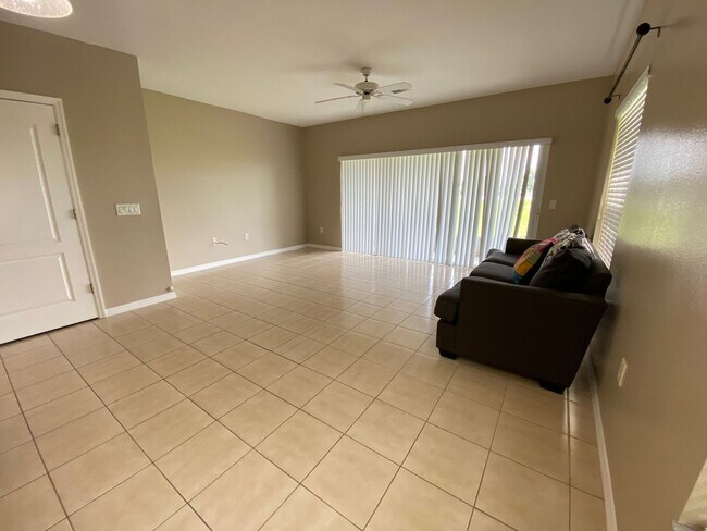 Foto del edificio - 3/2.5  Davenport Townhouse