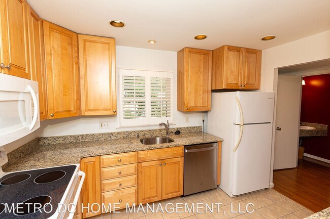 Building Photo - 3 br, 2.5 bath House - 313 Center St N