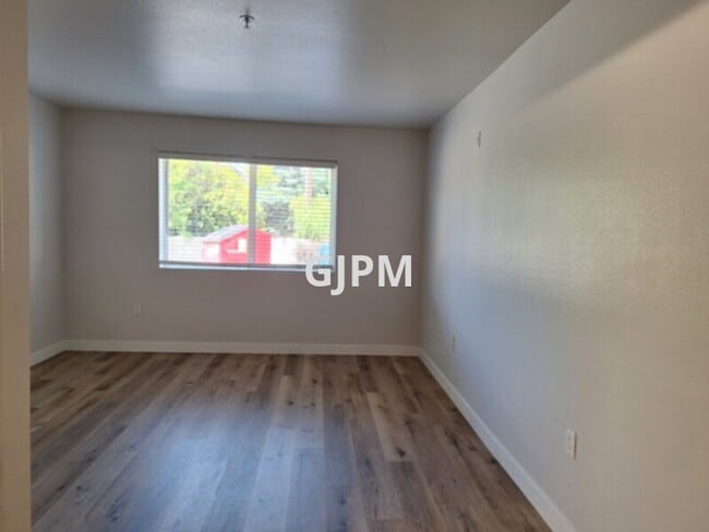 Building Photo - Within Walking Distance to CMU and St. Marys
